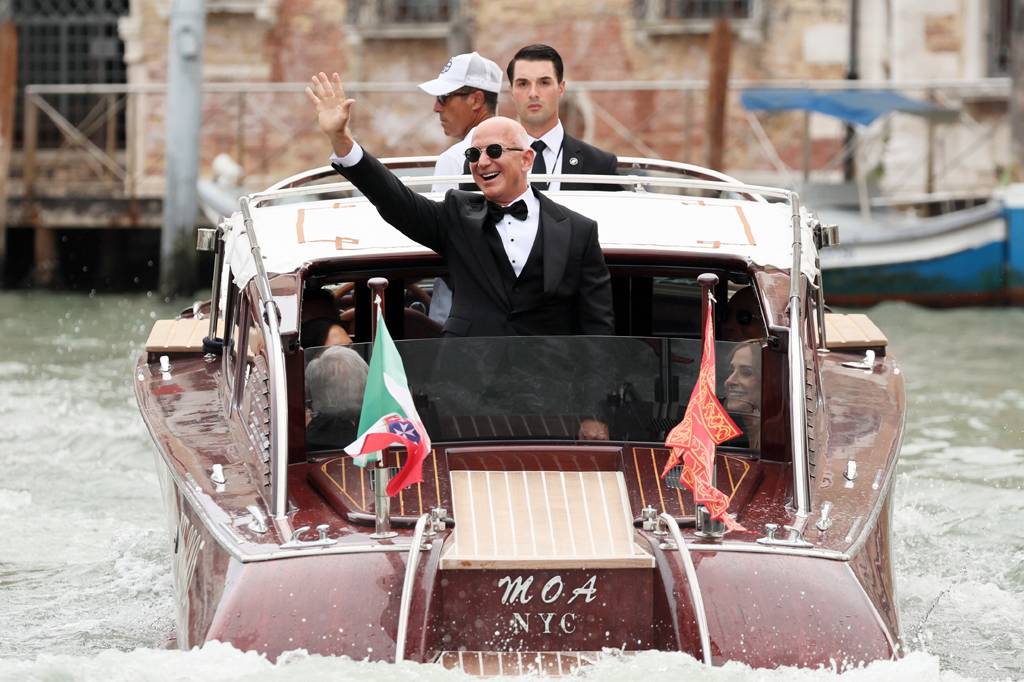 Que tipo de presente de casamento bilionários como o Jeff Bezos recebem?