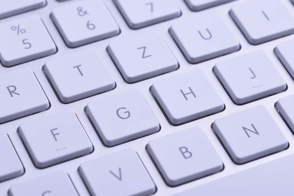 Por que o F e o J no teclado têm um traço em alto-relevo?