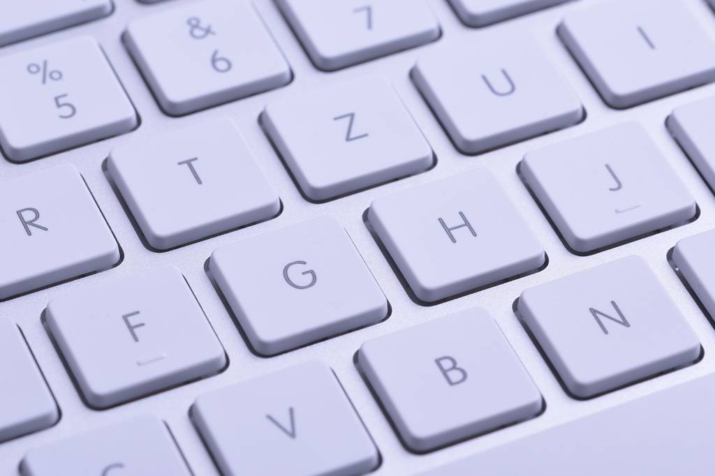 Por que o F e o J no teclado têm um traço em alto-relevo?