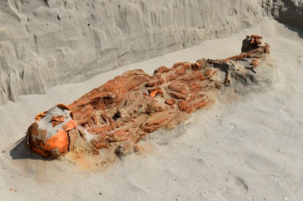 Esqueletos com mãos e pescoços amarrados são encontrados por arqueólogos no Peru