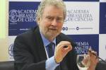 Fotografia do Luiz Davidovich em evento na Academia Brasileira de Ciências.
