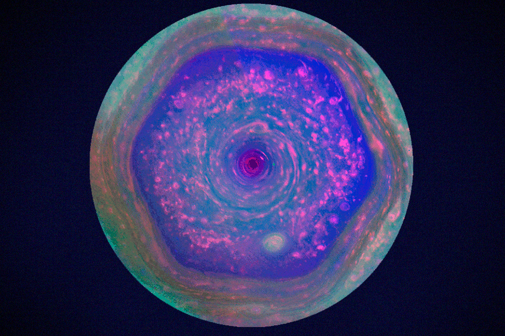 A Fotografia mostra o famoso hex&aacute;gono, localizado nas nuvens que circundam o polo norte de Saturno.