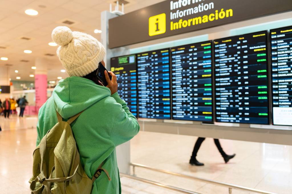 Quem define os códigos de três letras dos aeroportos?
