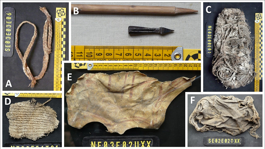 Fotografia dos objetos encontrados no ninho do abutre.