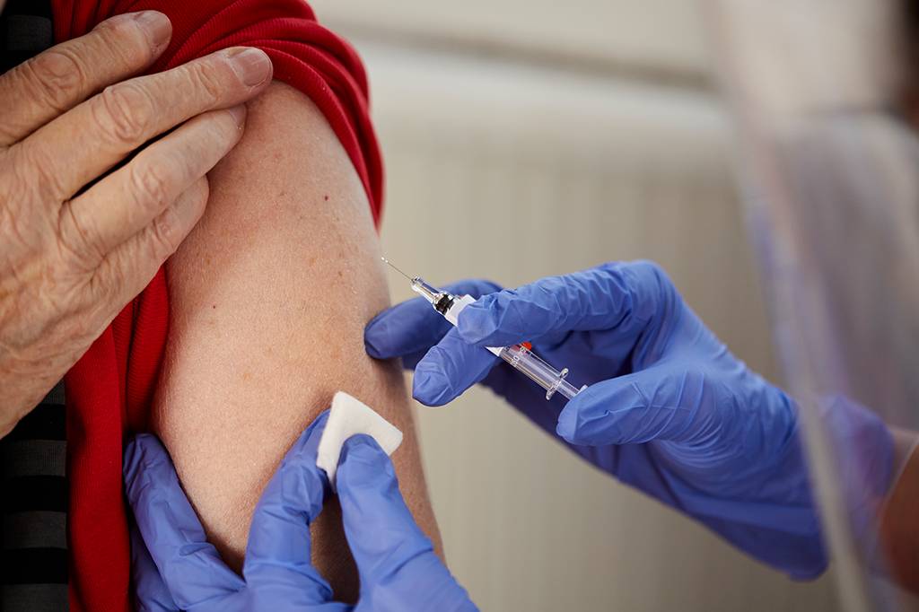Herpes-zoster está ligado a maior risco de demência e vacina reduz risco, diz estudo