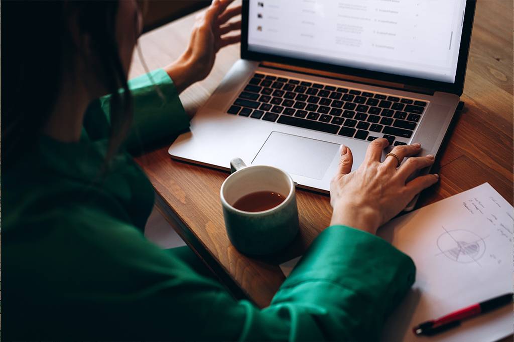 Quem pesquisa na web aprende melhor do que quem usa IA, revela estudo
