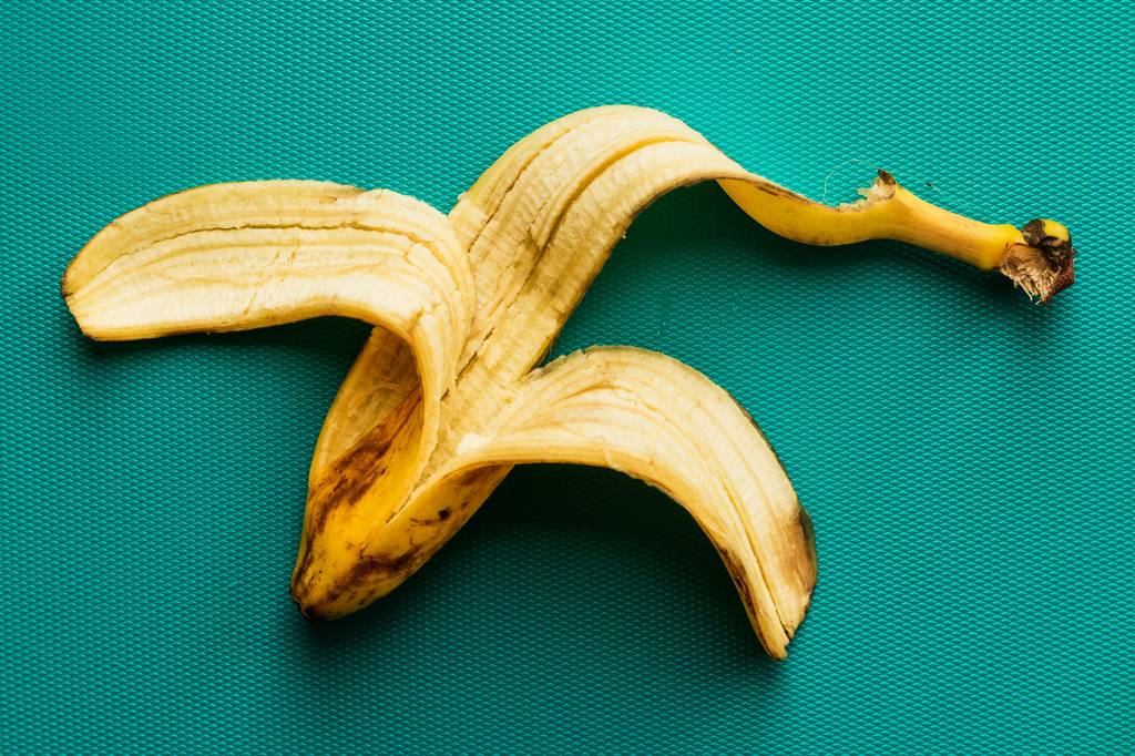 Por que a casca da banana fica escura pouco tempo após ser descascada?