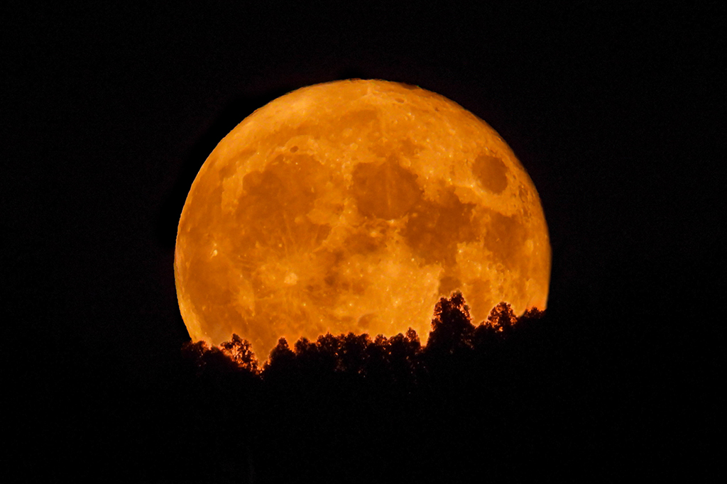 Segunda superlua do ano ilumina o céu nesta semana; veja quando e entenda o fenômeno