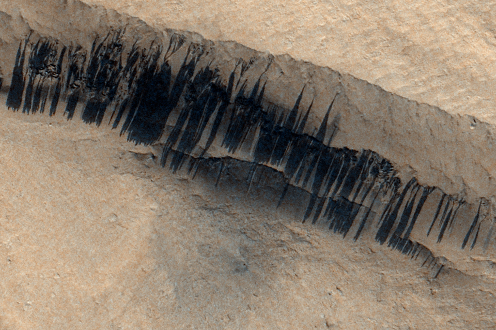 Mistério resolvido? Estudo aponta origem das faixas escuras que cobrem Marte