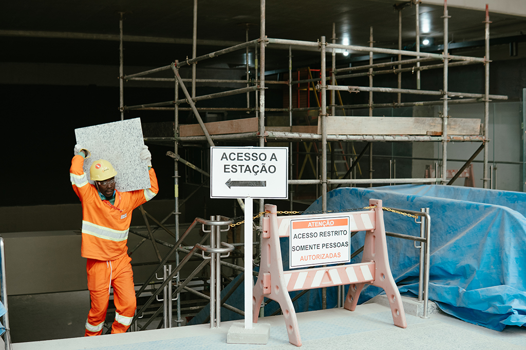 Fotografia do canteiro de obras da esta&ccedil;&atilde;o Santa Marina da Linha 6 - Laranja do metr&ocirc; de S&atilde;o Paulo.