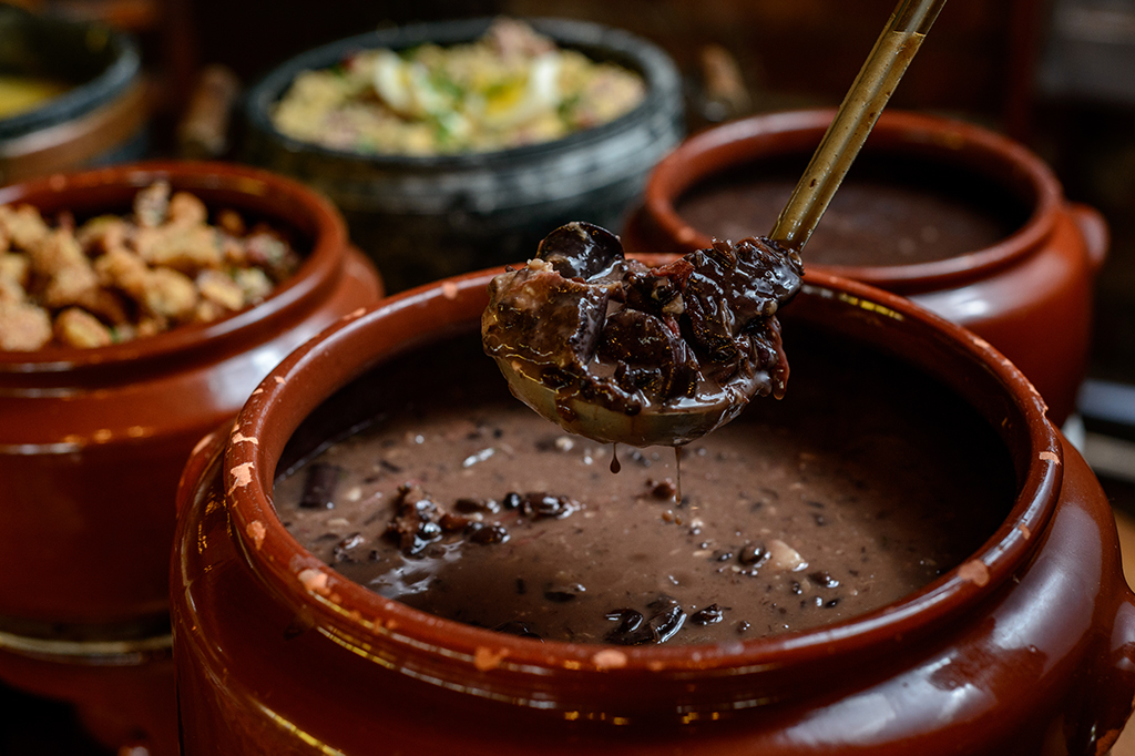“Feijoada foi inventada por escravizados” e outros 8 mitos sobre a história das comidas