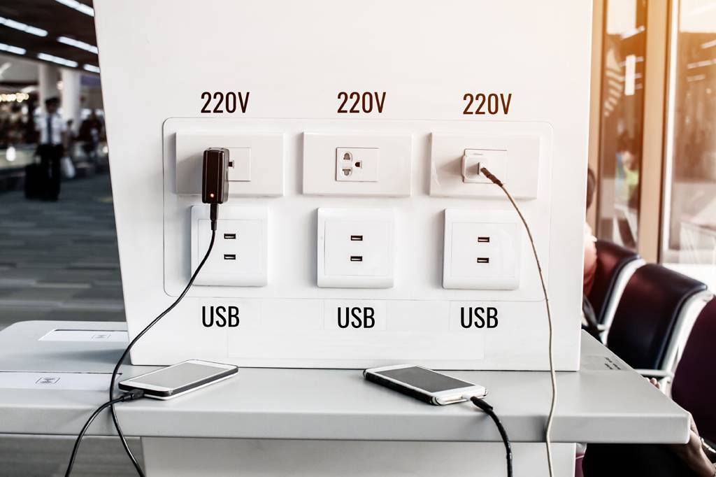 Existe algum risco em carregar o celular em tomadas públicas?