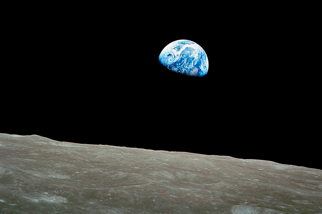 Fotografia tirada por Bill Anders, membro da tripula&ccedil;&atilde;o da Apollo 8 , em 24 de dezembro de 1968, enquanto em &oacute;rbita ao redor da Lua, mostrando a Terra nascendo pela terceira vez acima do horizonte lunar.