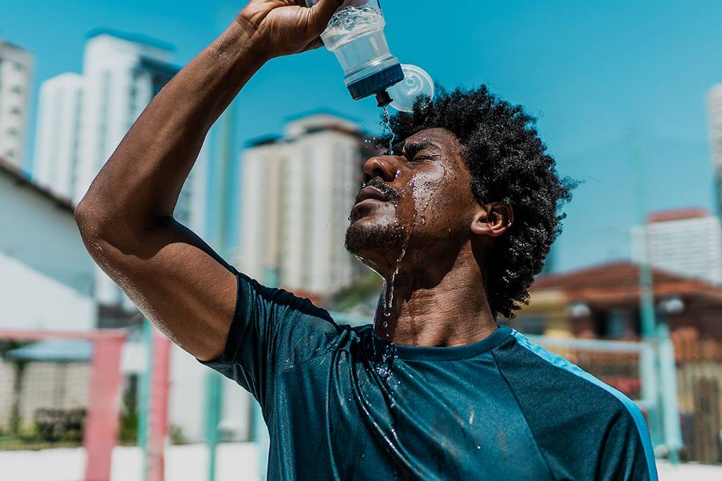 O que acontece com o corpo humano durante uma onda de calor? Entenda os riscos