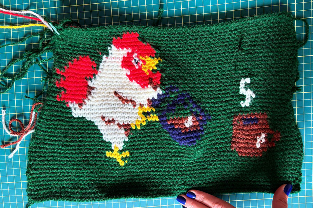 Fotografia da pe&ccedil;a de croch&ecirc; do galo servindo caf&eacute;.