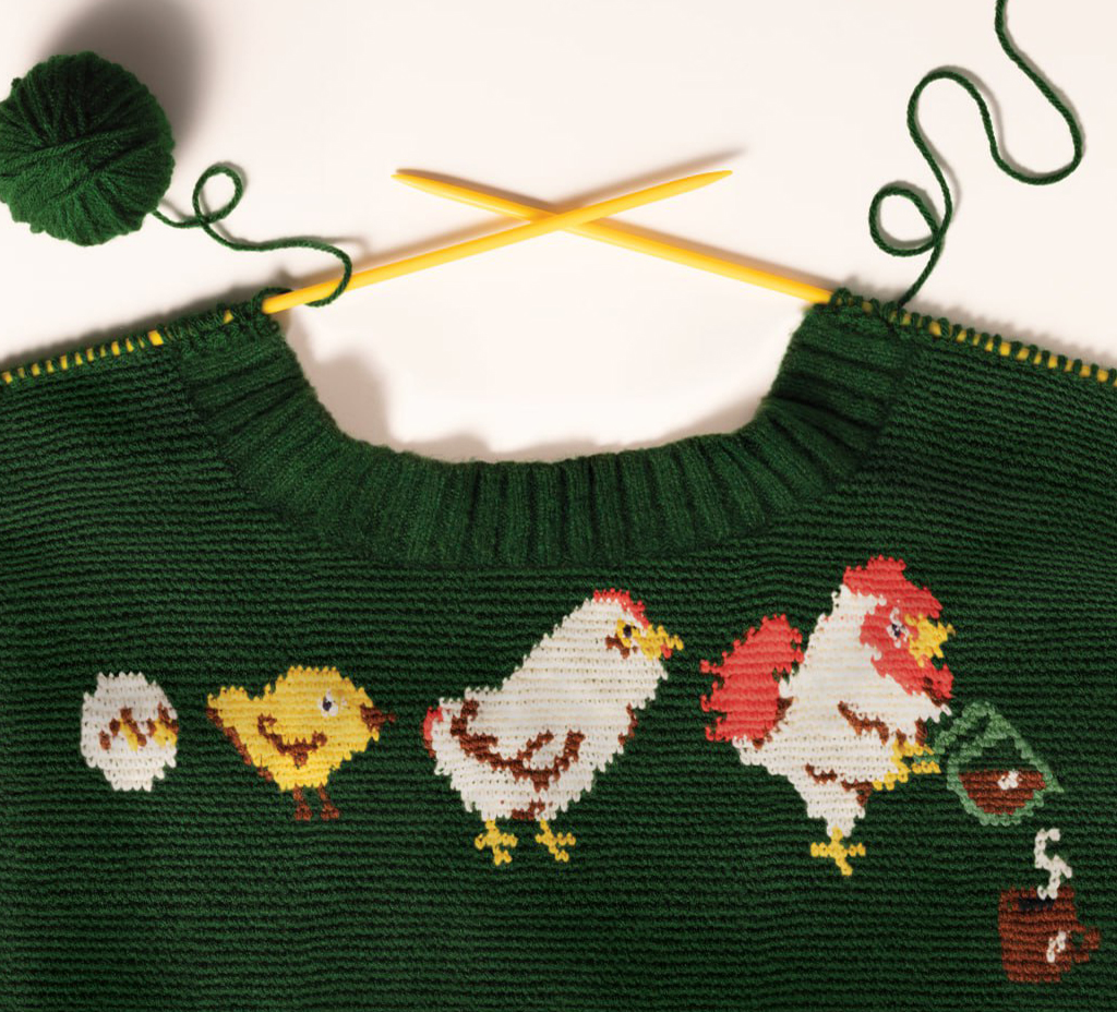 Fotografia do croch&ecirc; produzido para a capa da revista Superinteressante, ilustra&ccedil;&atilde;o de um ovo, pintinho, galinha e um galo servindo caf&eacute;.