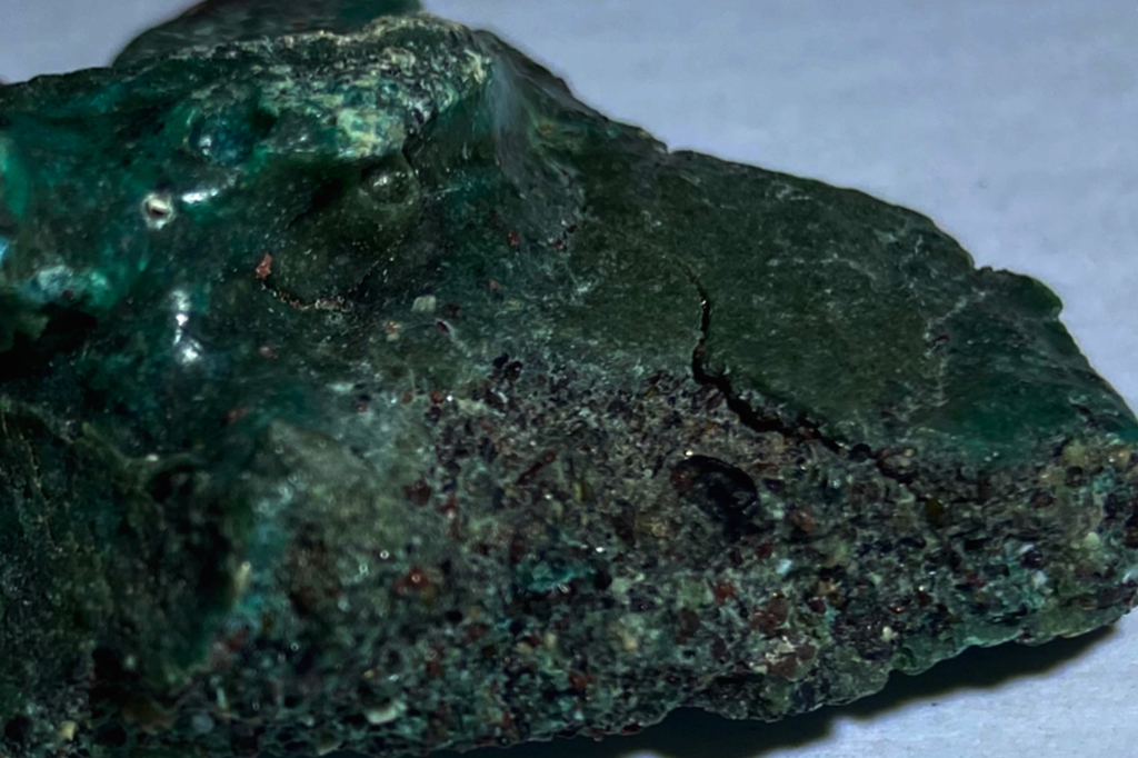 Fotografia da Rocha pl&aacute;stica encontrada na Ilha da Trindade: formada por sedimentos e restos de cordas mar&iacute;timas, &eacute; erodida pelo mar e espalha micropl&aacute;stico por outras praias da ilha.