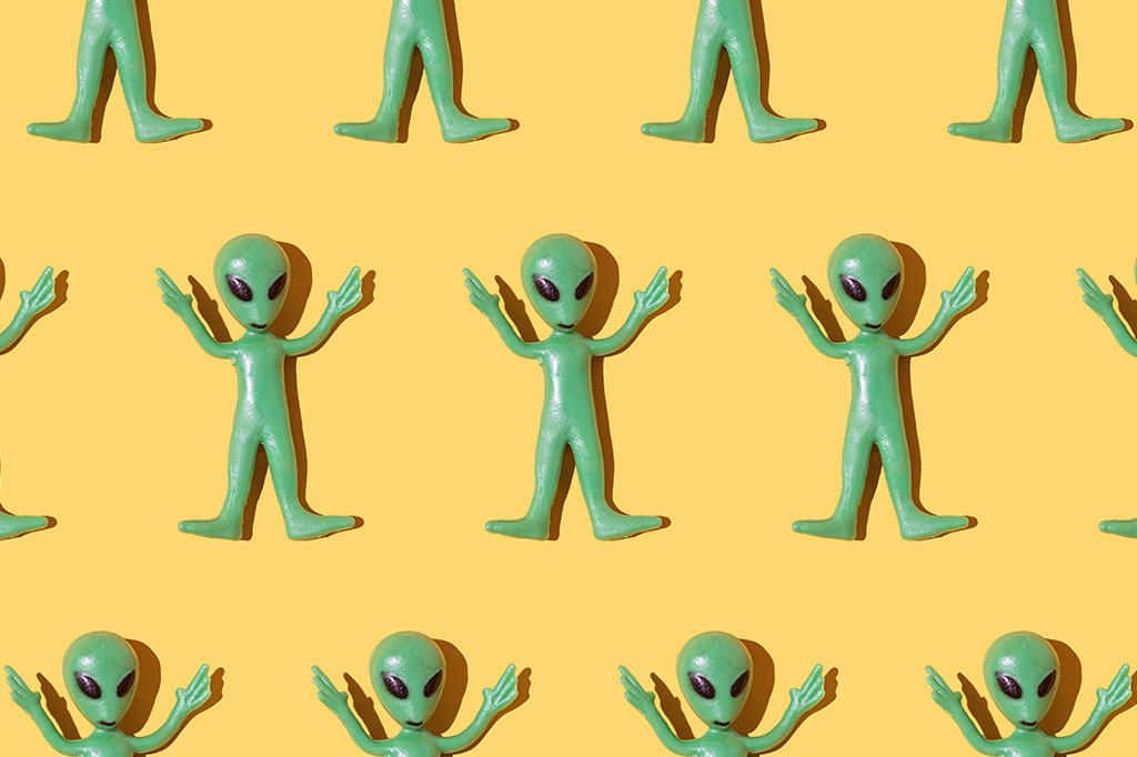 Montagem mostrando diversos aliens, um do lado do outro, num fundo amarelo.
