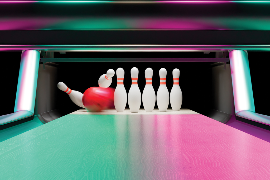 Imagem de uma pista de boliche. V&ecirc;-se sete pinos, dois deles foram derrubados por uma bola.