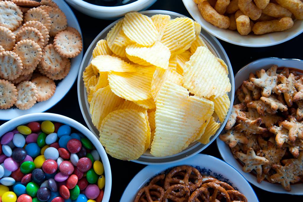O processo de produção de alimentos ultraprocessados é similar ao dos cigarros, diz estudo