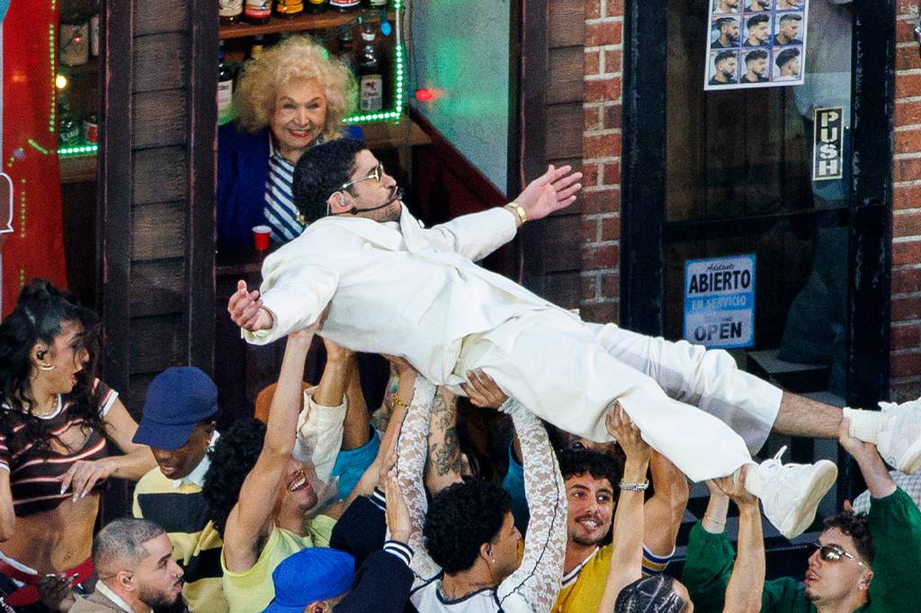Quem é a senhora que entregou um shot para o Bad Bunny no Super Bowl?