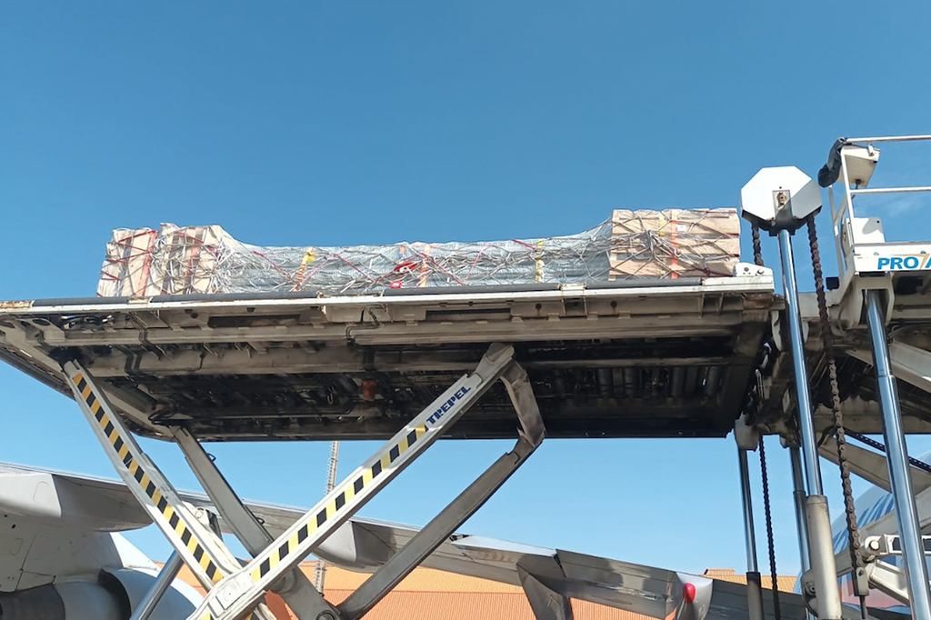 Fotografia da ponte sendo transportada.