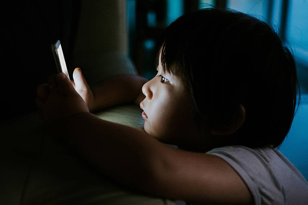 Idade da criança ao ganhar primeiro smartphone eleva riscos à saúde