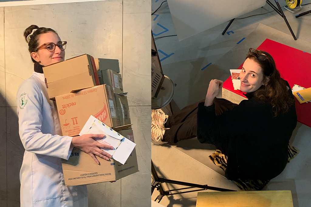 Duas fotos de bastidores da sess&atilde;o fotogr&aacute;fica para a mat&eacute;ria de capa contendo: diretora de arte da Super vestindo um jaleco e segurando v&aacute;rias caixas de papel&atilde;o e cartas, a mesma pessoa sentada ao ch&atilde;o fazendo um sinal de joinha com a m&atilde;o.