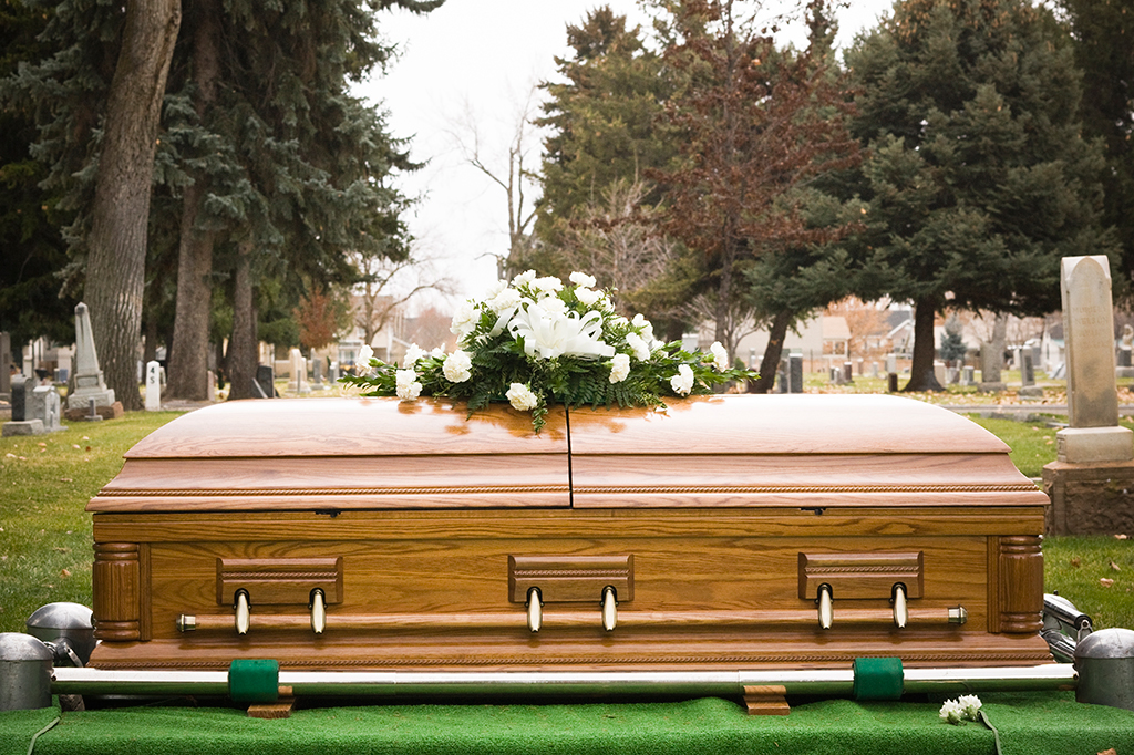 Fotografia de um caixão.