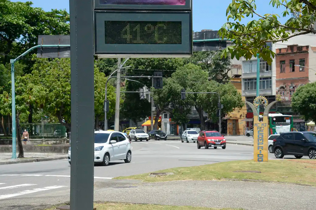 Fotografia de um termômetro de rua mostrando que a sensação termina do Rio era de 41°C.