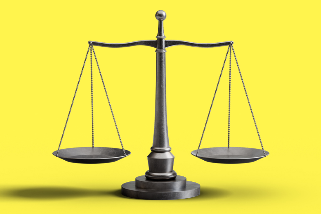 Imagem, em fundo amarelo, de uma balan&ccedil;a representando a justi&ccedil;a.