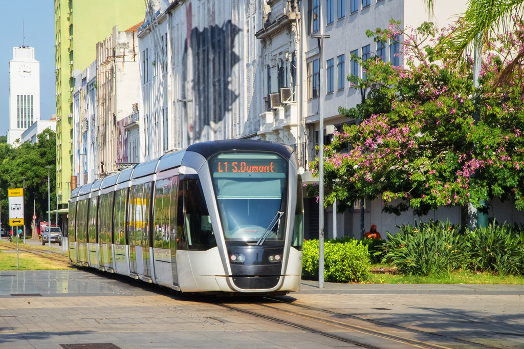 Por que os trilhos do VLT carioca não dão choque?