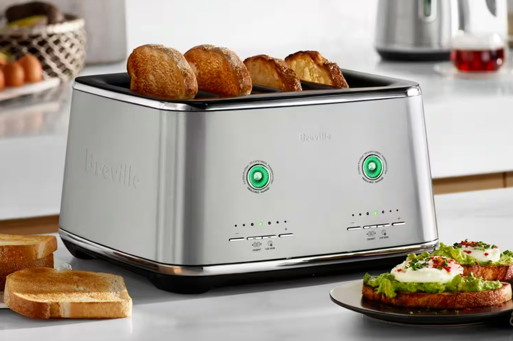 Imagem de uma torradeira cromada. V&ecirc;-se quatro torradas prontas. Ao lado, um prato com suculentas brusquetas.