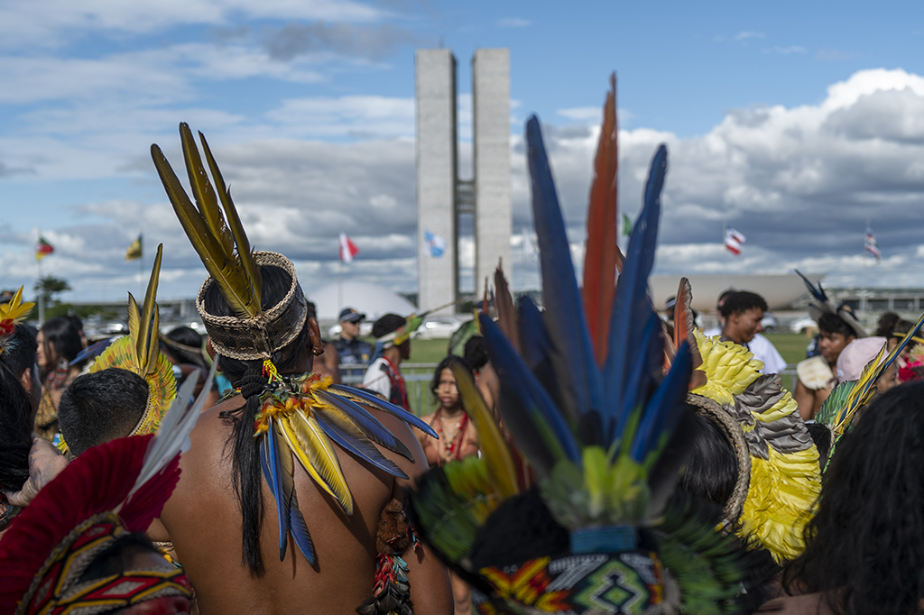 Fotografia da comunidade indígena marcha até o Congresso Nacional do Brasil durante o acampamento Tierra Livre.