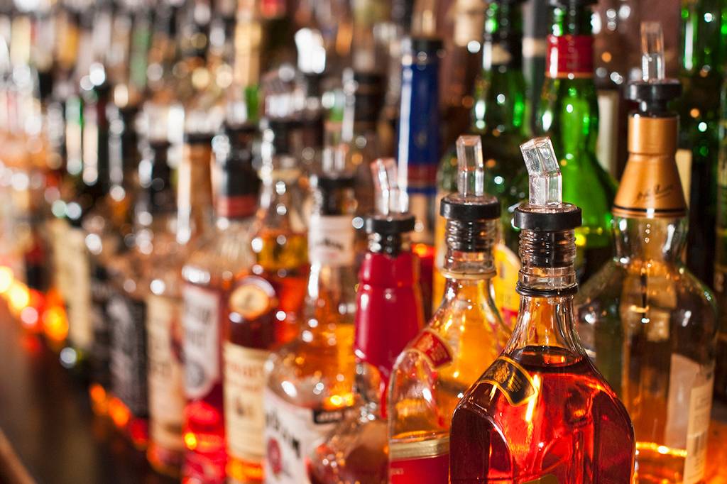 Mesmo baixas doses de álcool podem danificar o cérebro, diz estudo