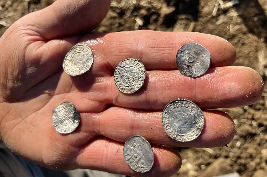 Quase 3 mil moedas: detector de metal revela maior tesouro viking da Noruega