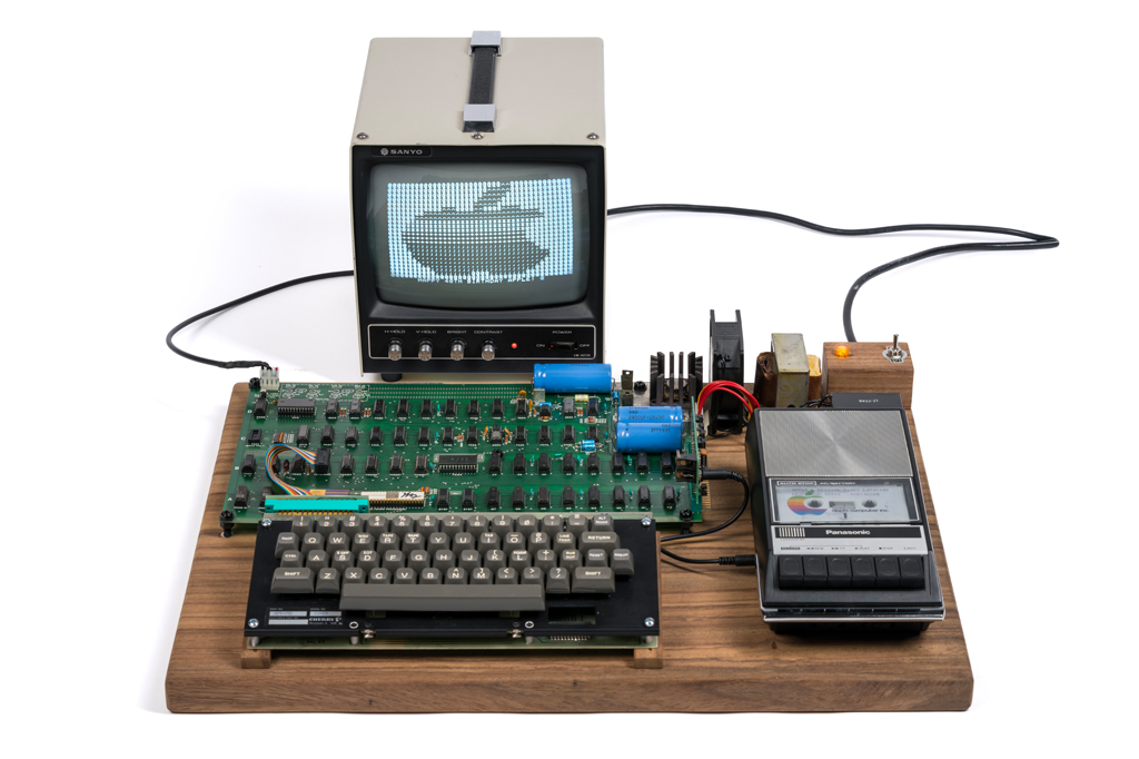 Imagem, em fundo branco, do Apple I (1976), primeiro produto da Apple.