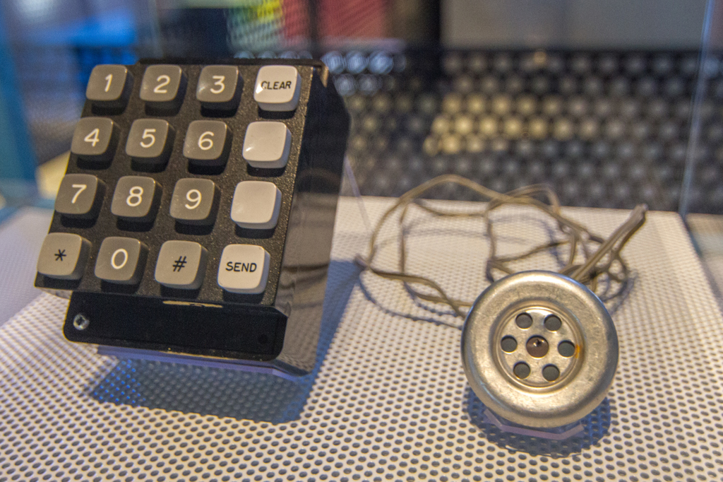 Imagem de um Gadget Blue Box constru&iacute;do por Steve Jobs e Steve Wozniak para telefona rde gra&ccedil;a.