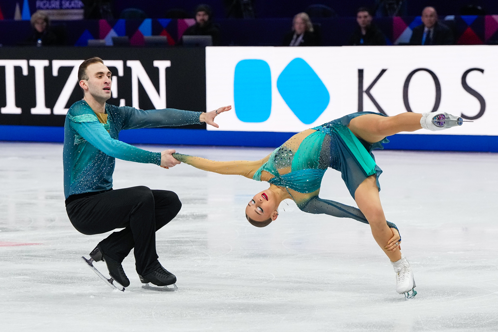 Imagem de um casal de patinadores no gelo.