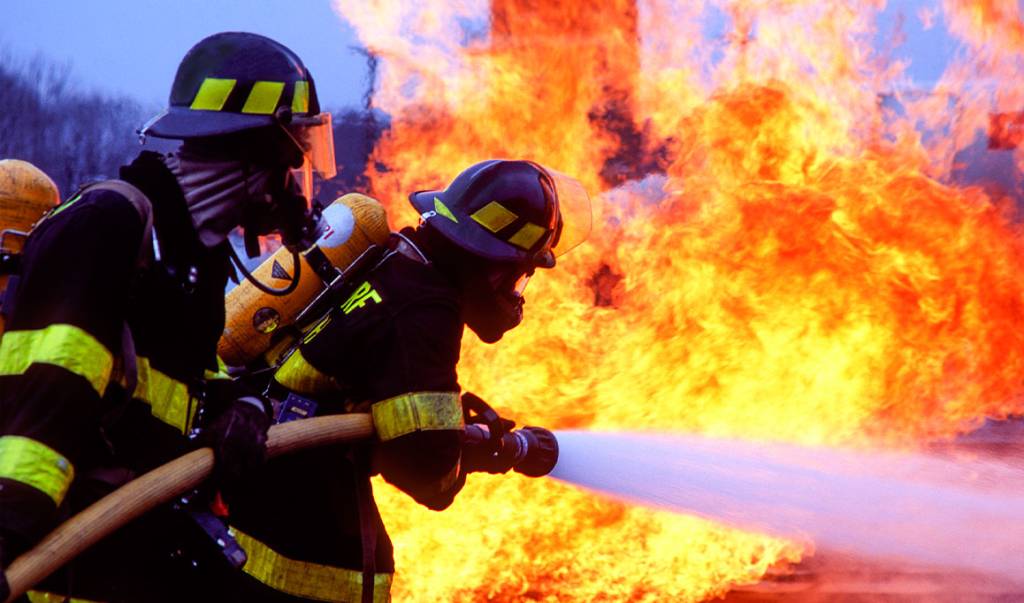 O que é a “água molhada” que os bombeiros usam para apagar incêndios?