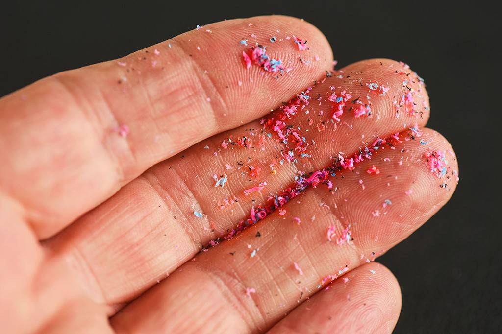 Microplásticos presentes no ar podem estar agravando o aquecimento global. Entenda como