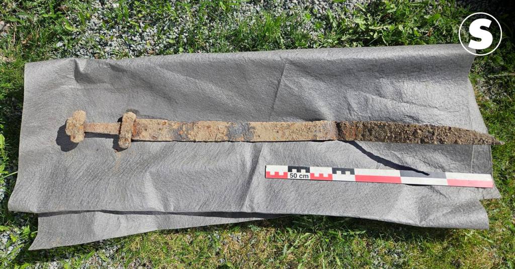 Menino de 6 anos encontra espada viking de 1.300 anos durante excursão escolar