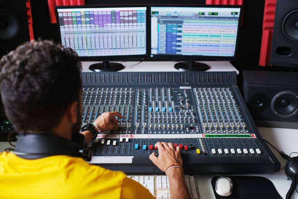 As rádios usam streaming ou arquivos de áudio para reproduzir as músicas?