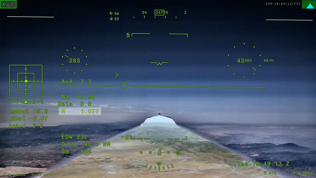 Vis&atilde;o de um cockpit de avi&atilde;o com informa&ccedil;&otilde;es de voo em verde neon sobre uma paisagem &aacute;rida e montanhosa sob um c&eacute;u azul-acinzentado