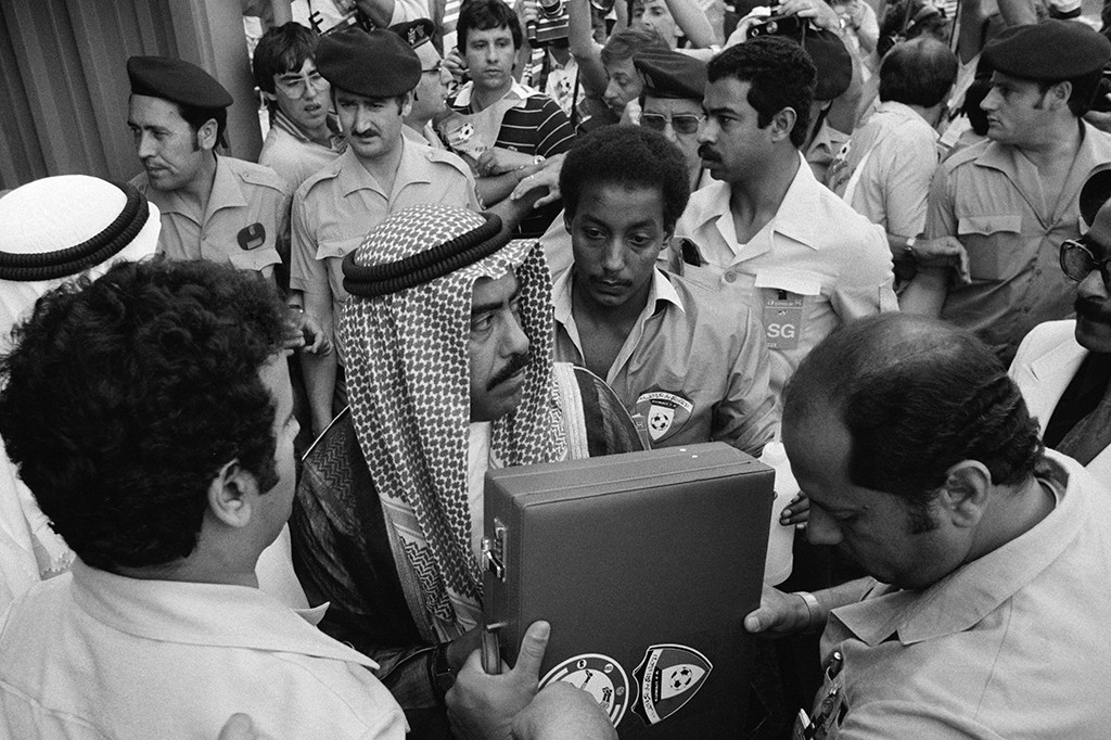 A vez em que o sheik do Kuwait invadiu o campo na Copa para pedir anulação de um gol – e conseguiu