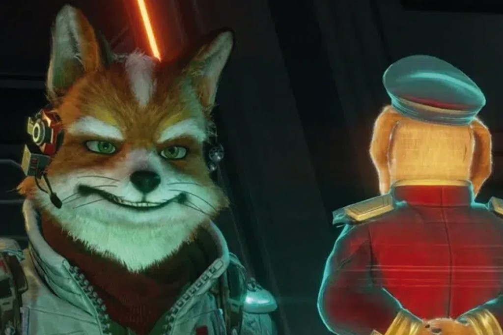 O personagem Fox McCloud, um raposo antropom&oacute;rfico, sorri maliciosamente, usando um headset e jaqueta branca com gola vermelha. &Agrave; direita, de costas, um personagem canino com uniforme militar vermelho e chap&eacute;u azul.