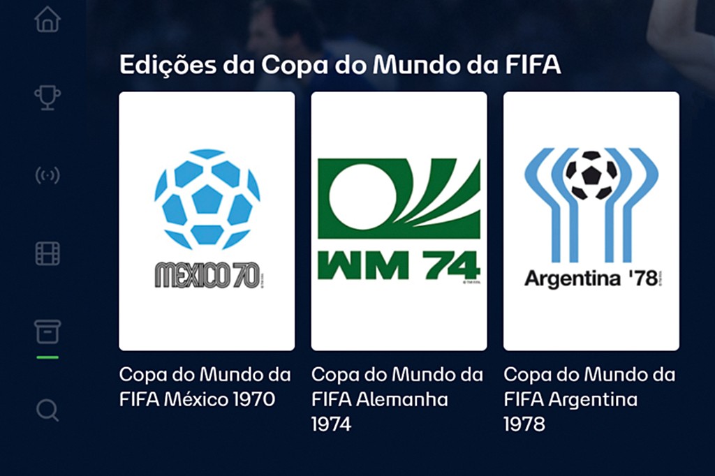 Tr&ecirc;s logos de Copas do Mundo da FIFA: M&eacute;xico 1970 (bola azul), Alemanha 1974 (WM 74 verde) e Argentina 1978 (bola preta e branca com bra&ccedil;os azuis).