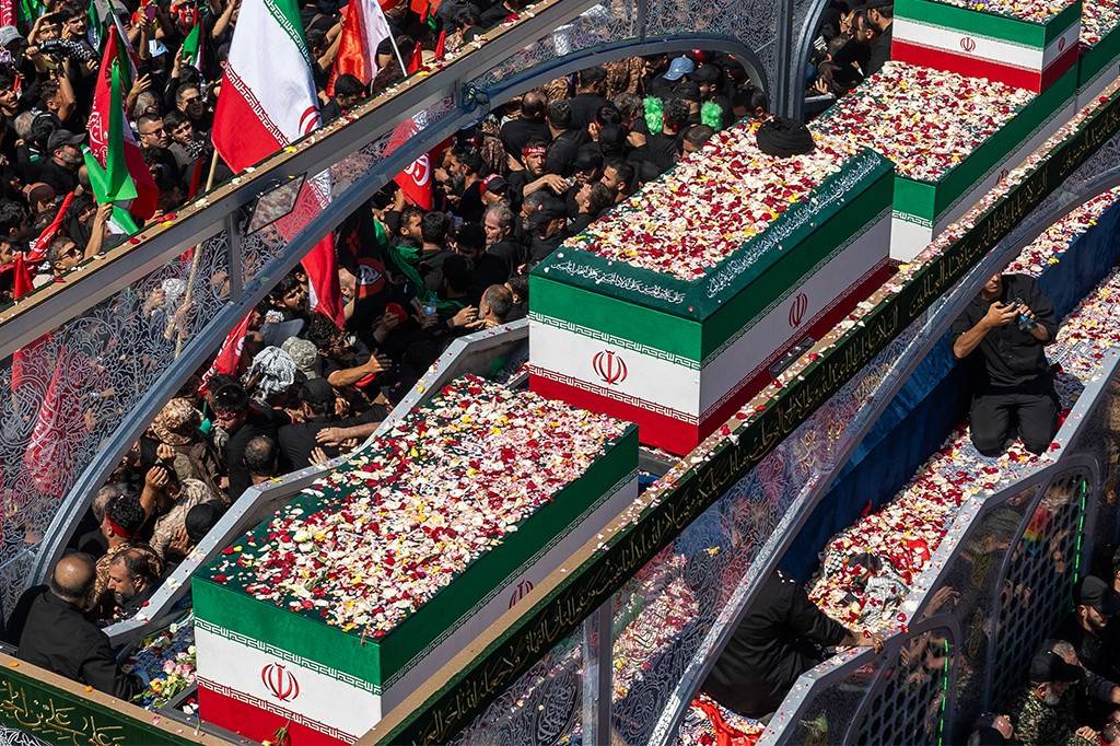 Por que o líder supremo do Irã, Ali Khamenei, só foi enterrado 4 meses após sua morte?