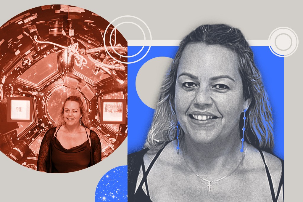 Mulher loira sorrindo, em duas vers&otilde;es: uma colorida em um m&oacute;dulo espacial e outra em preto e branco com fundo azul e formas geom&eacute;tricas.