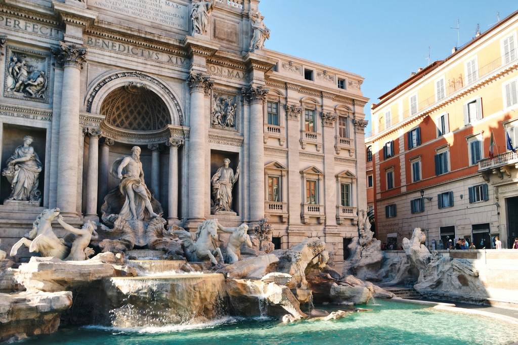 O que é feito com as moedas jogadas na Fontana di Trevi?
